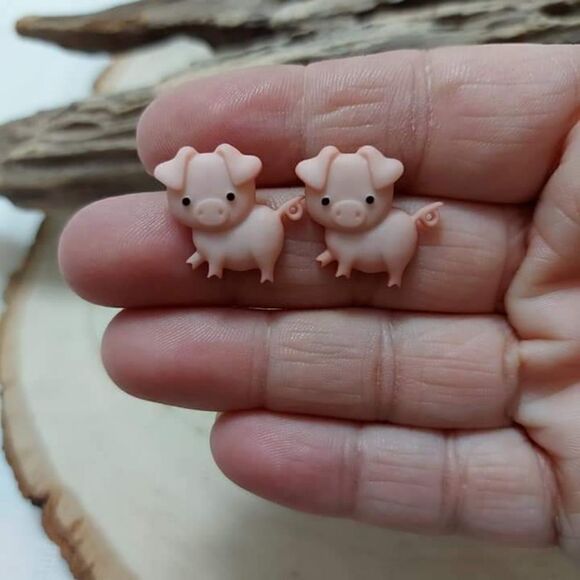 Handmade cute piggie 🐷 stud earrings - Picture 2 of 2